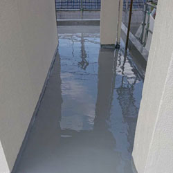 ベランダ防水中塗り